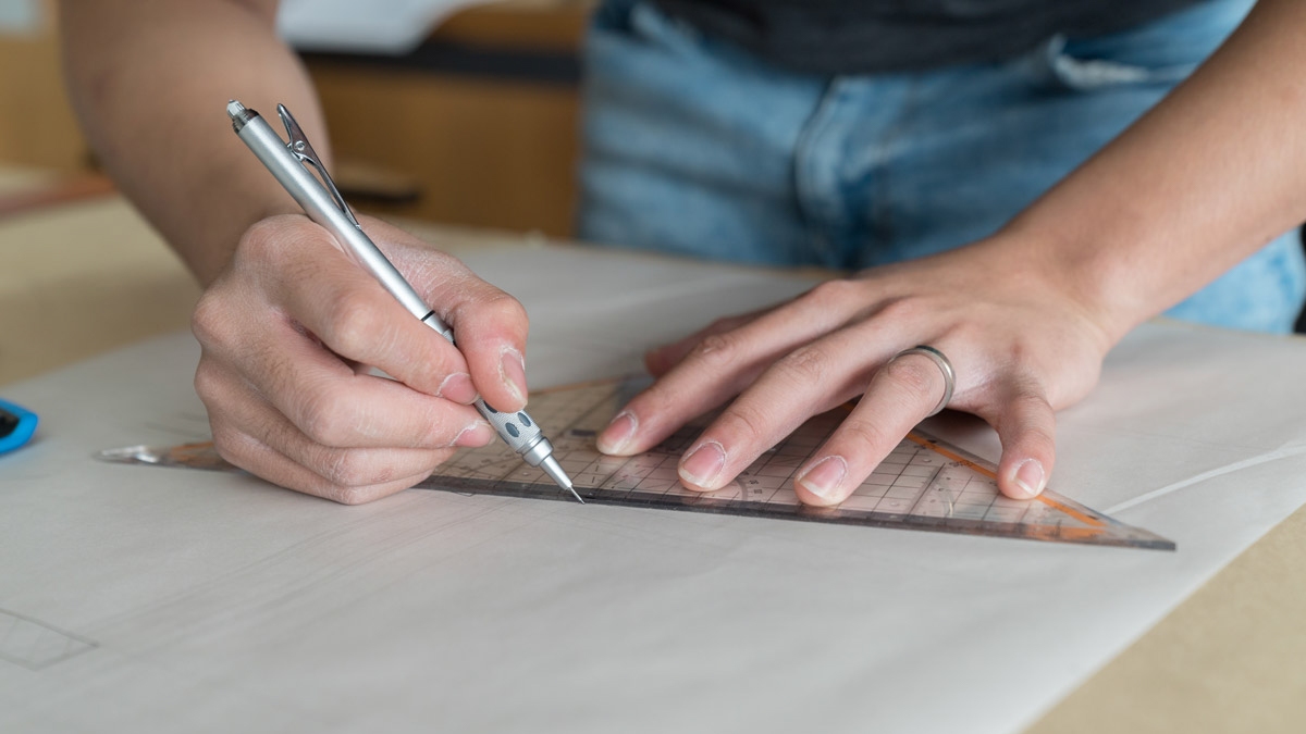Zeichner:in ZFA bei der Arbeit am Architektur-Plan