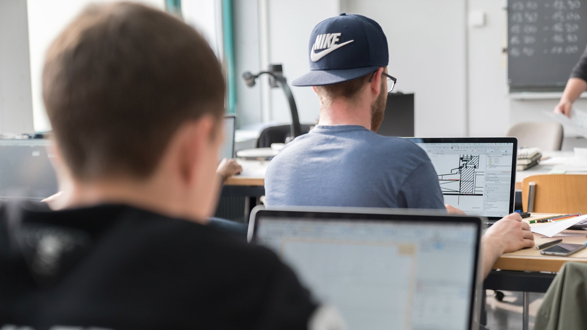 Zeichner:in ZFA bei der CAD-Arbeit