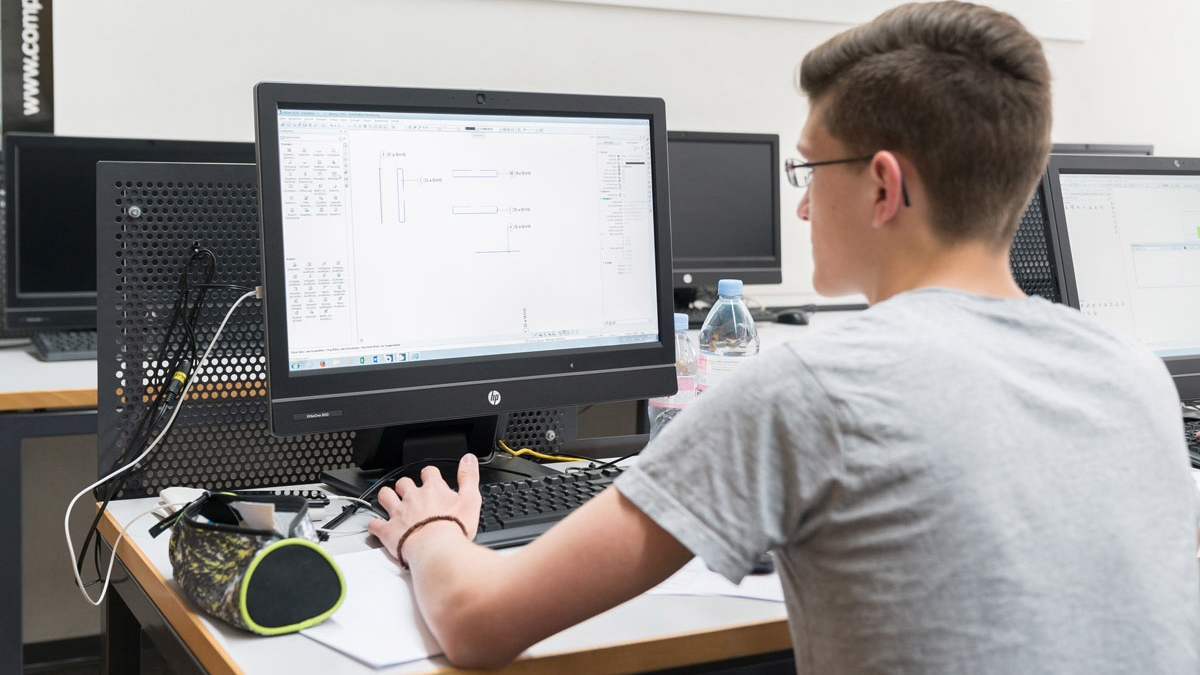 Zeichner:in ZFI bei der Planarbeit