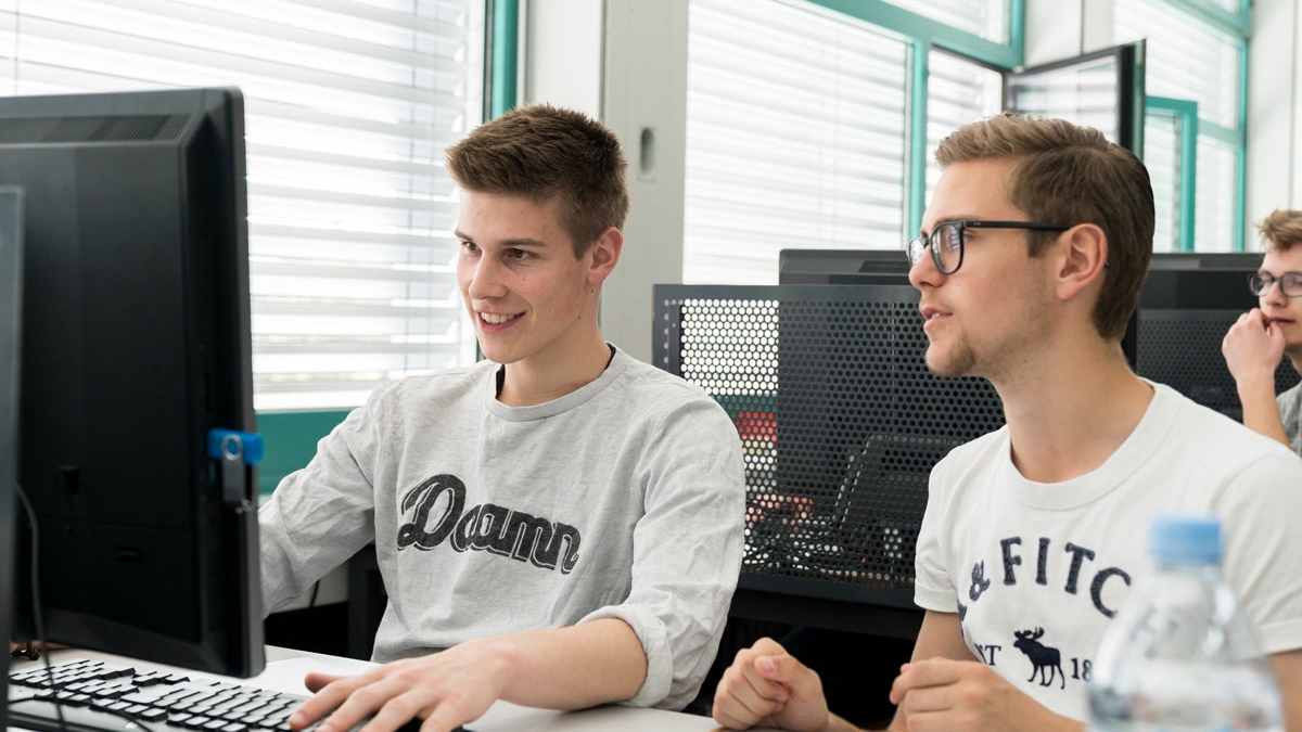 Zeichner:in ZFI bei der CAD-Arbeit